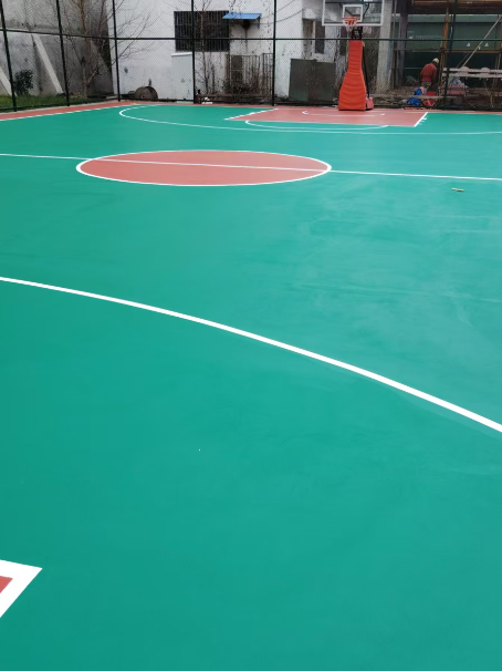 科尔沁右翼前 球场长期使用易出现地面开裂